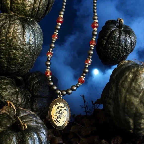 Hand crafted anatomical heart faux pearl necklace - Picture 9 of 9